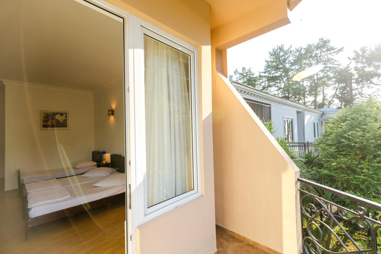 Hotel Simpatia Кобулети Екстериор снимка